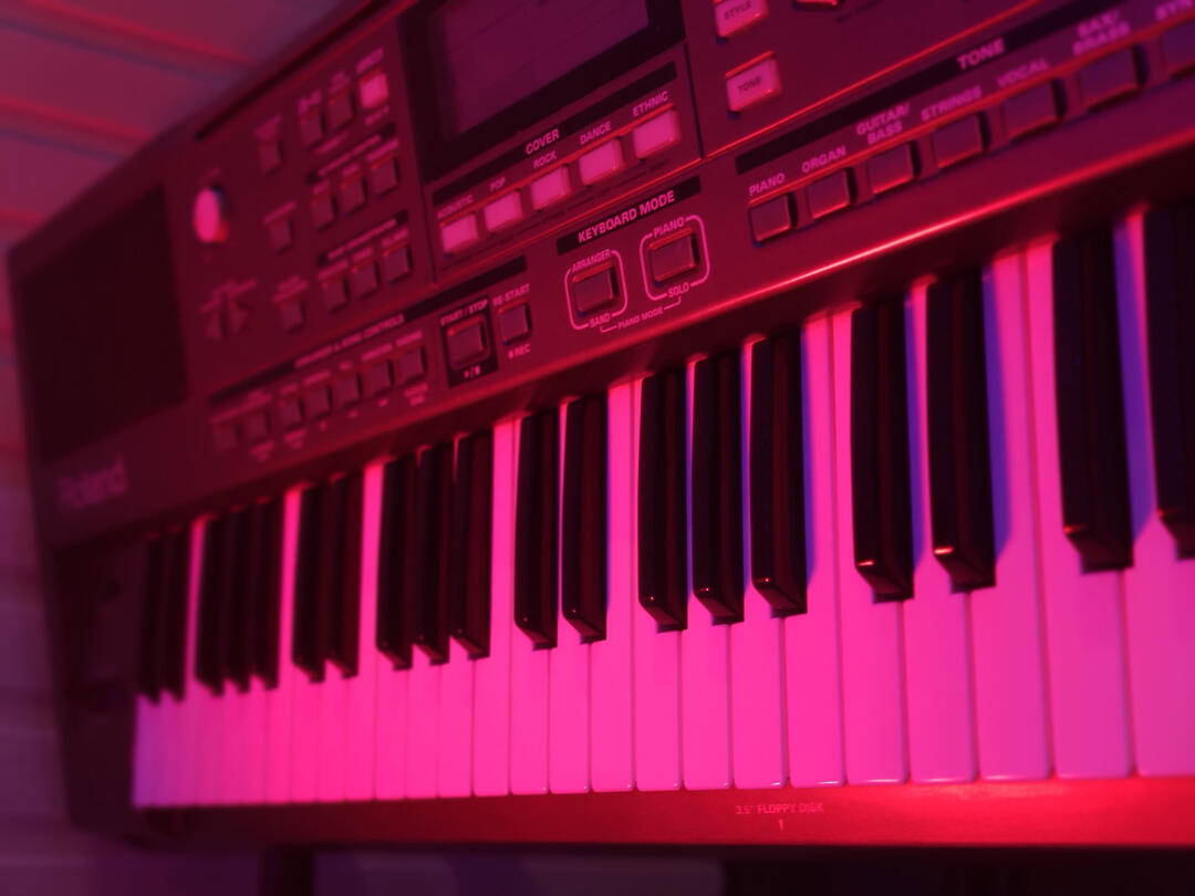 Foto de un teclado Roland para la sala de ensayo de Sounds & Voices creative studio ubicado en la Trinidad. Caracas - Venezuela