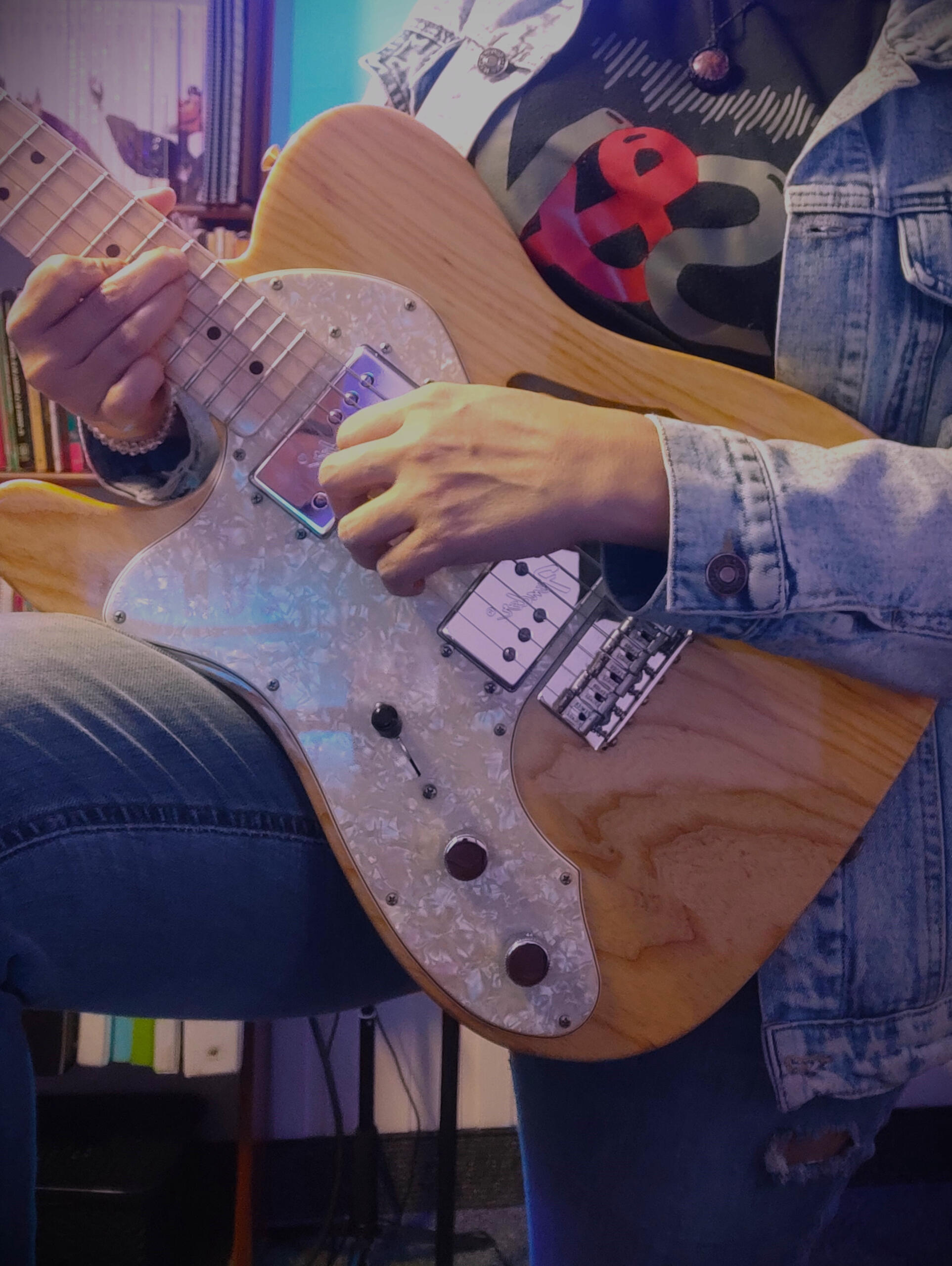 Foto de un solo de guitarra con la Profesora Cynthia González CEO de Sounds & Voices creative studio ubicado en la Trinidad. Caracas - Venezuela