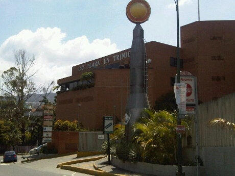 Foto de cartel de nombre de empresa en el Salón de Grabación Principal de Sounds & Voices creative studio ubicado en la Trinidad. Caracas - Venezuela.